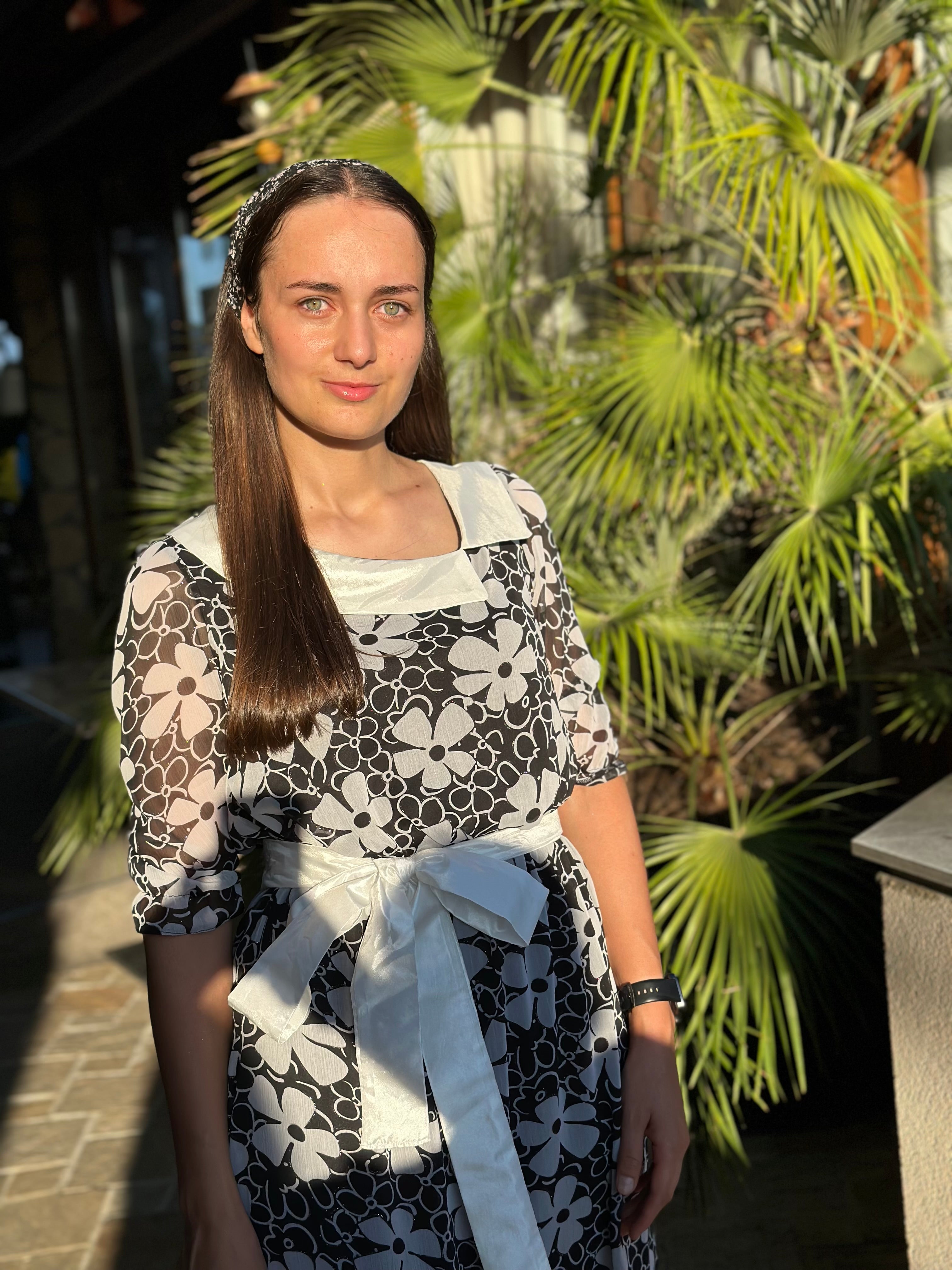 Rochie midi negru-alb cu imprimeu floral și fundă satinat