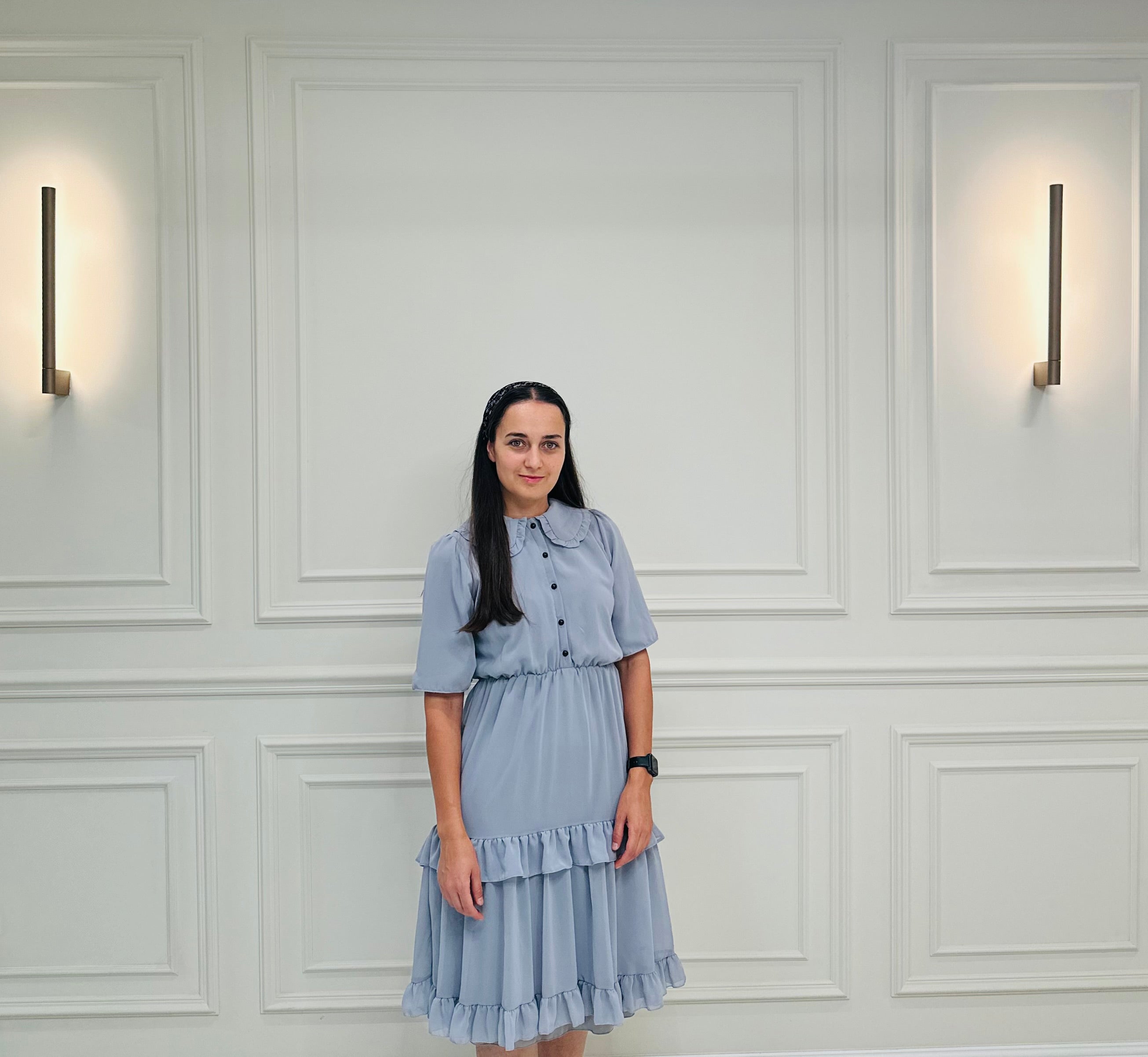 Rochie midi din voal cu nasturi funcționali și volane