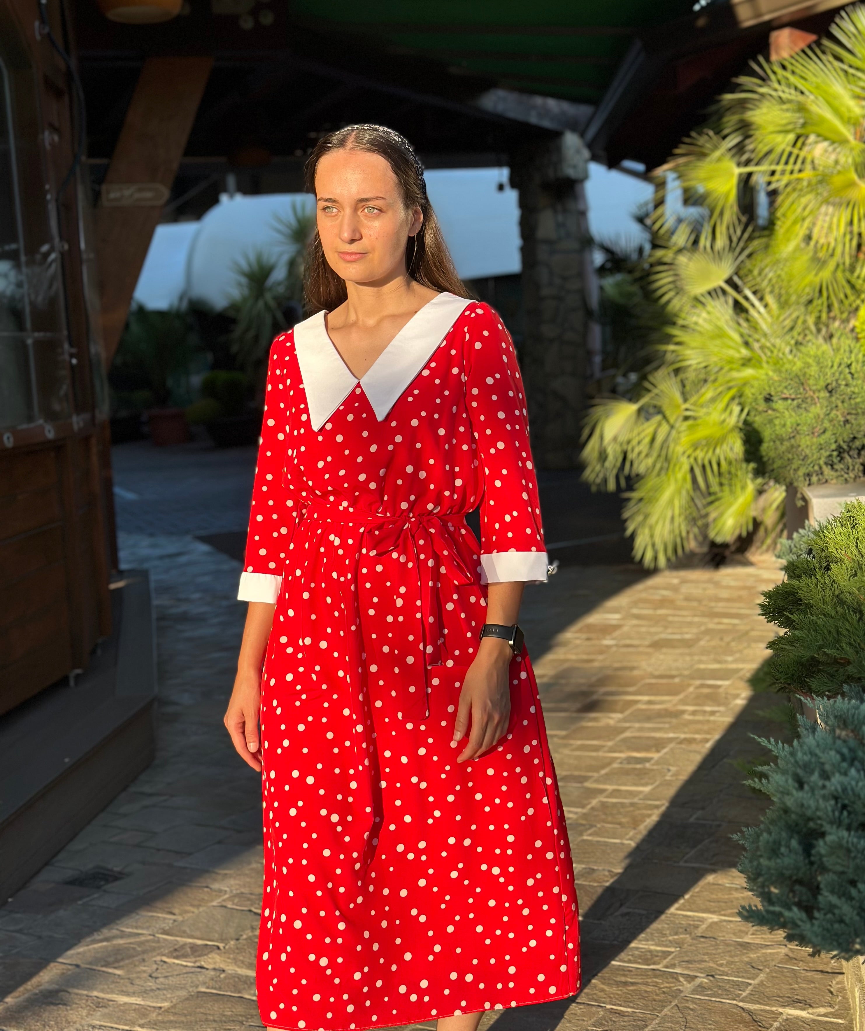 Rochie midi cu buline și guleraș