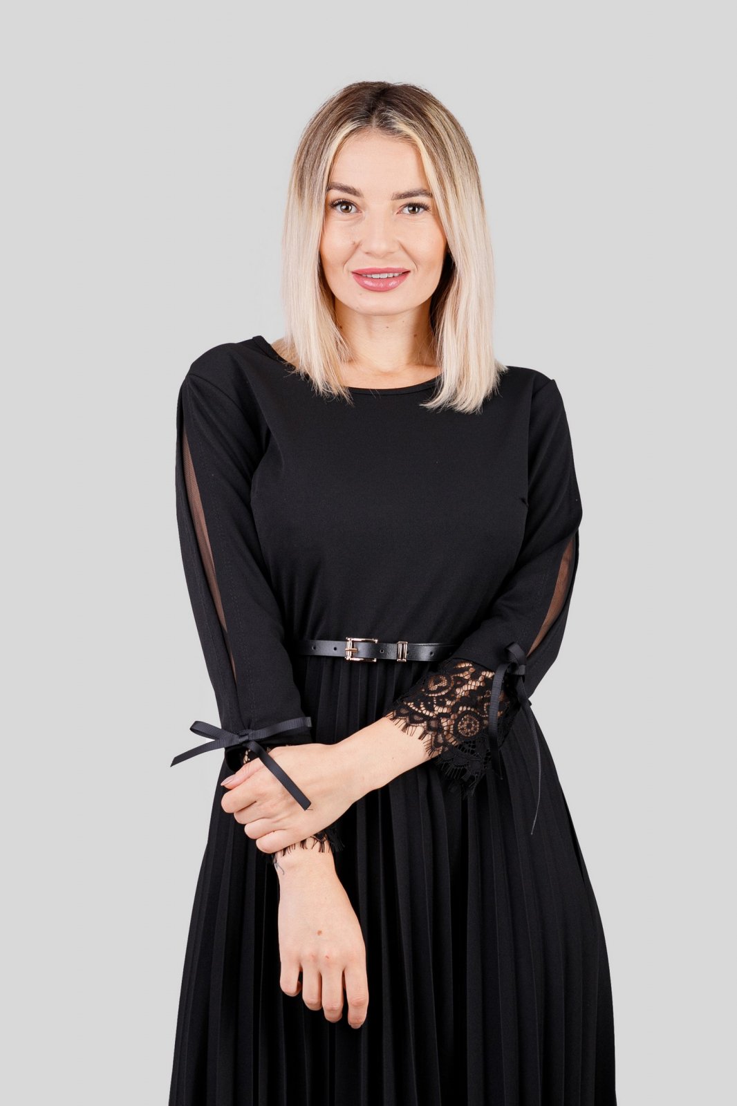 Rochie plisata neagra cu dantela si curea in talie