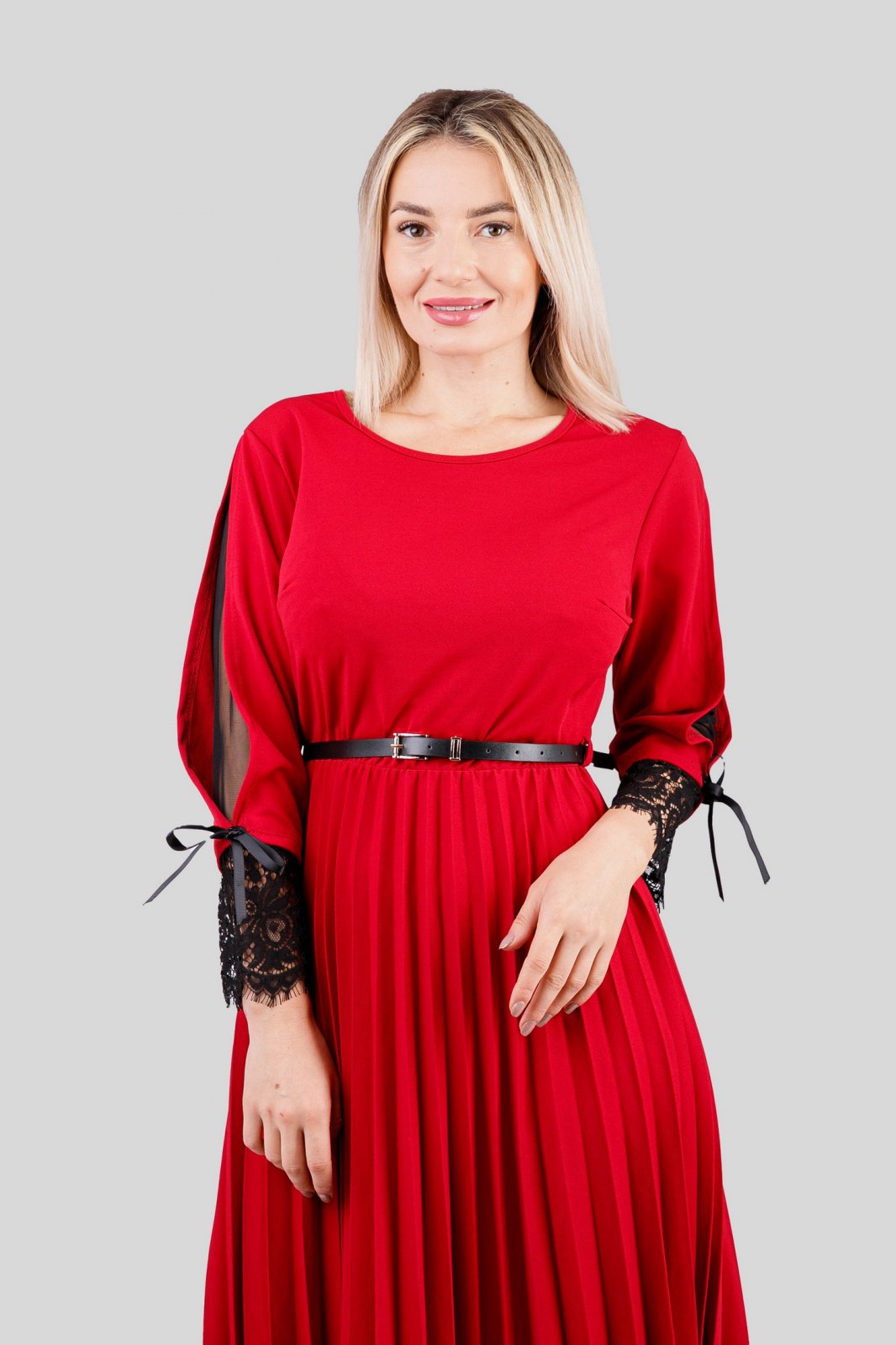 Rochie plisata cu dantela si curea in talie