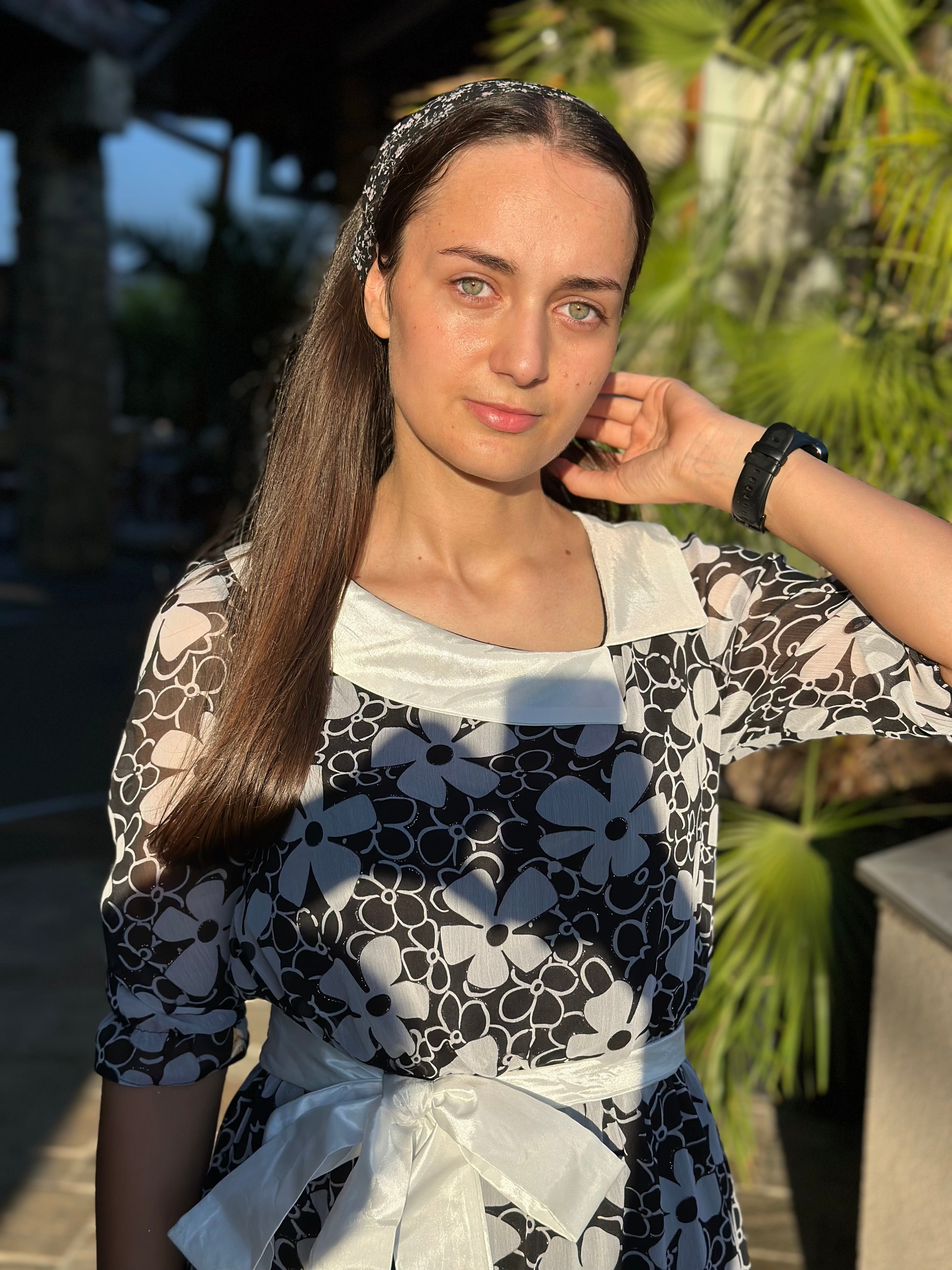 Rochie midi negru-alb cu imprimeu floral și fundă satinat