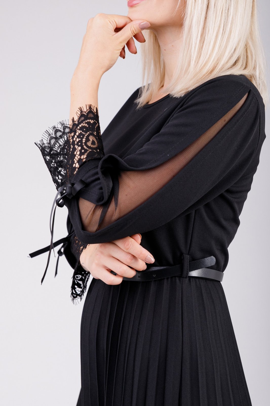 Rochie plisata neagra cu dantela si curea in talie