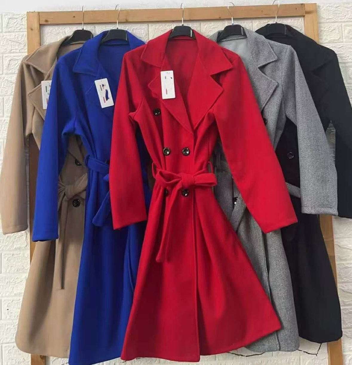 Palton clasic disponibil în 10 culori