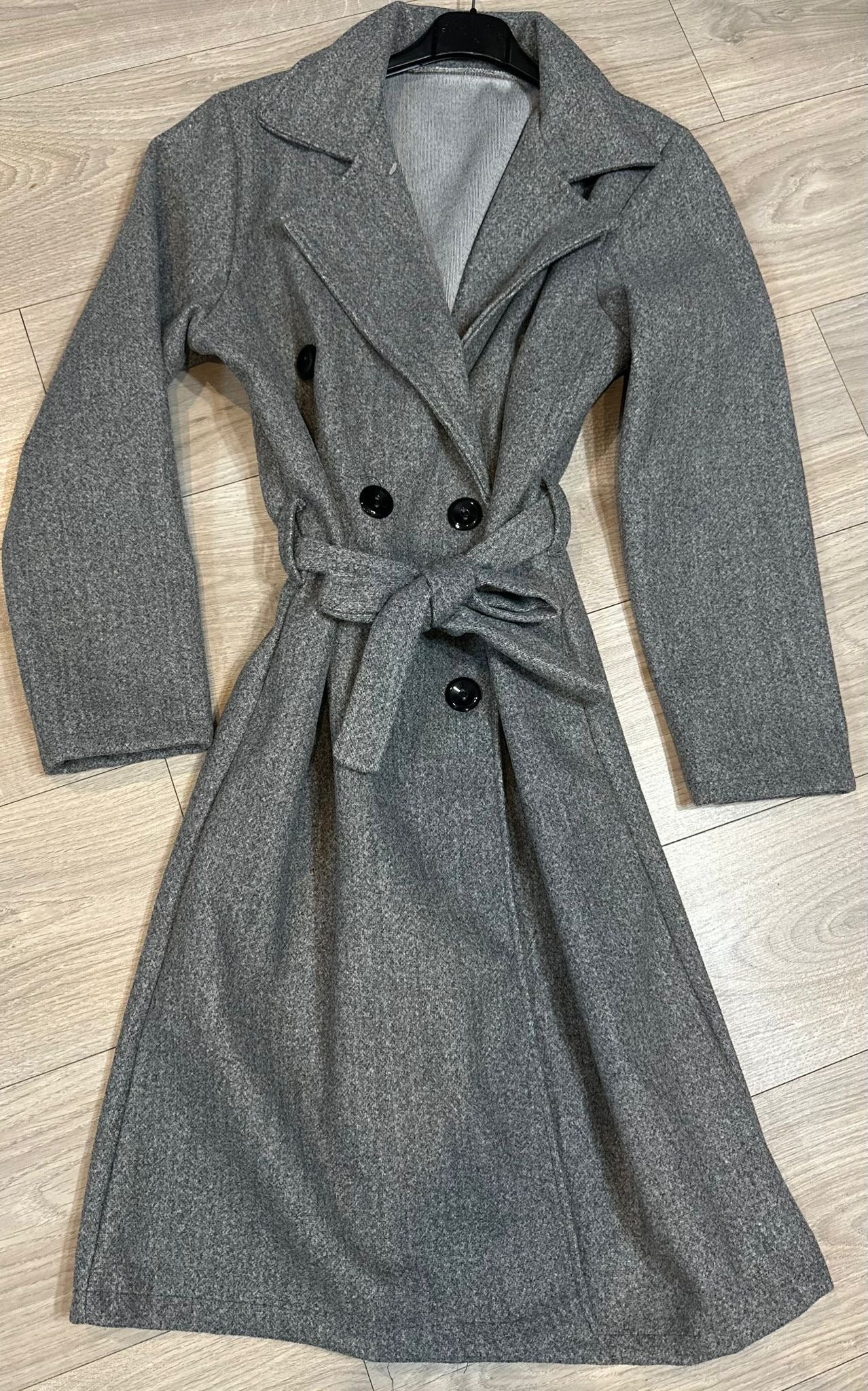 Palton clasic disponibil în 10 culori