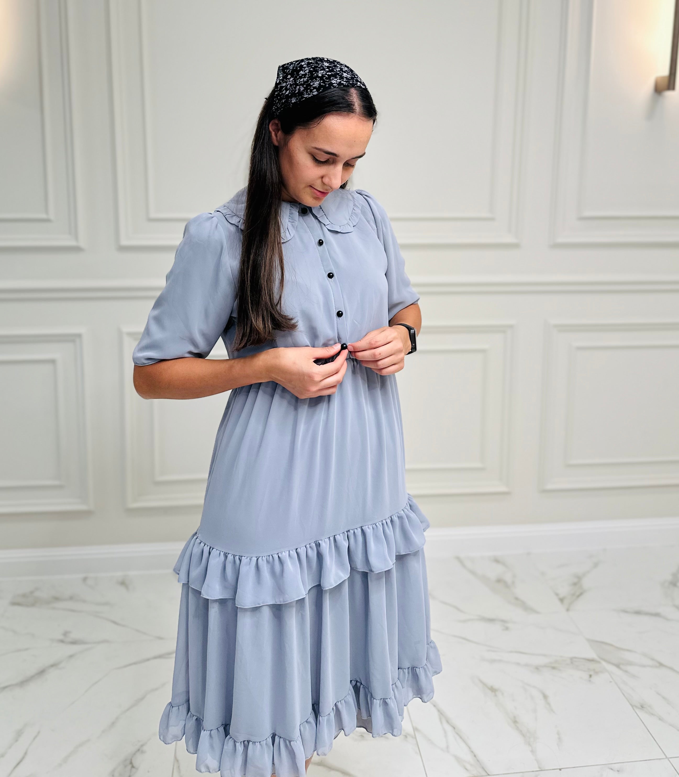 Rochie midi din voal cu nasturi funcționali și volane