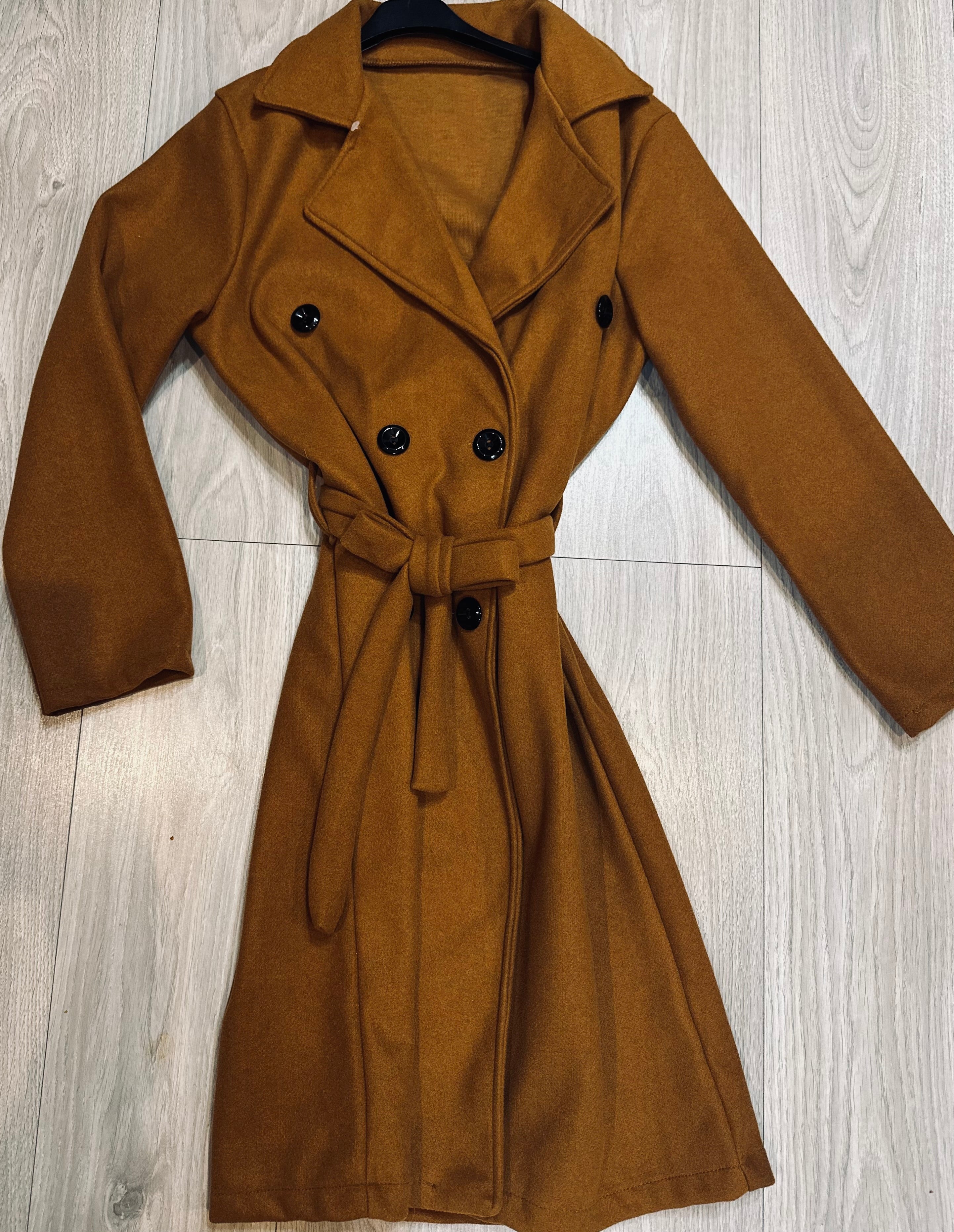 Palton clasic disponibil în 10 culori