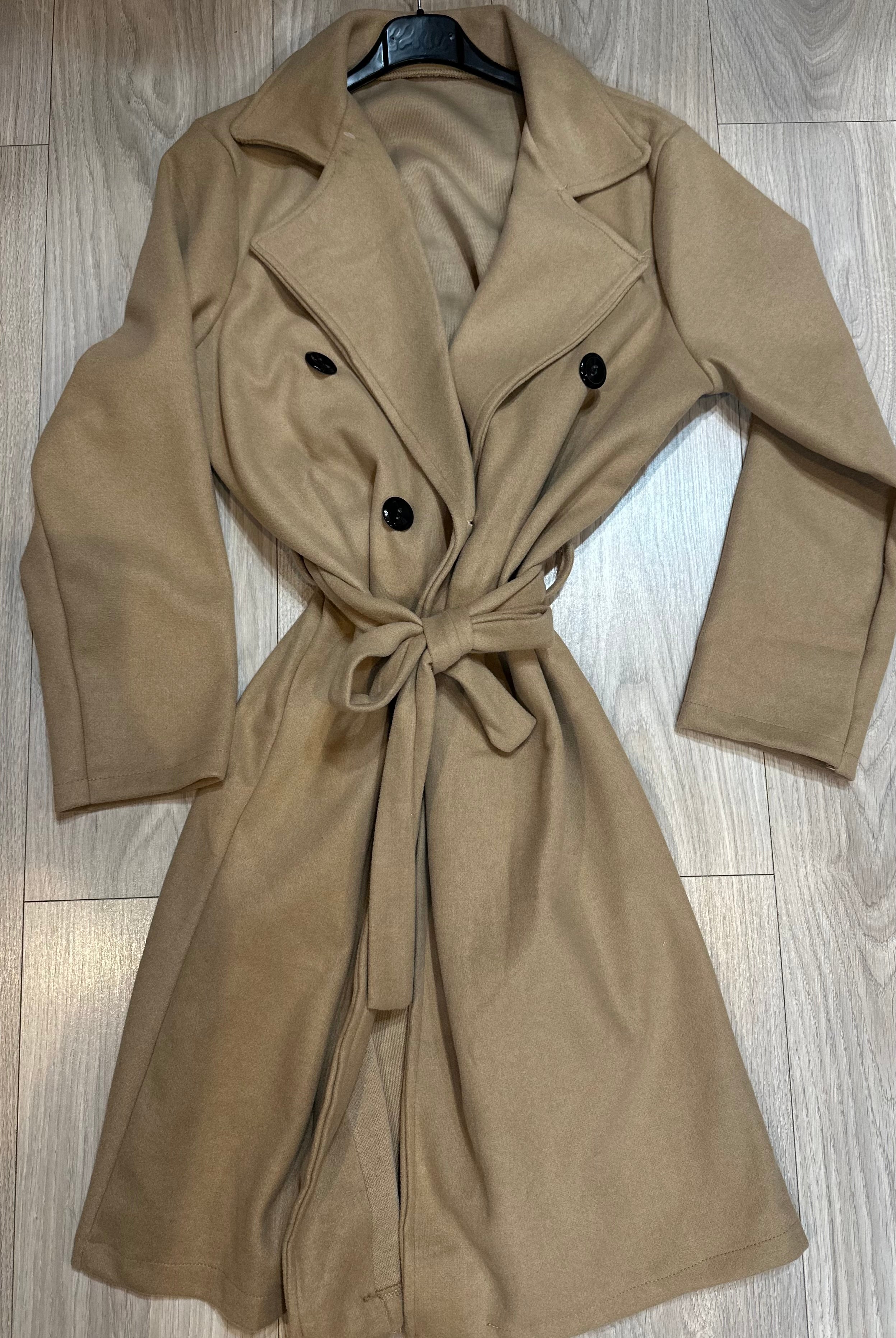 Palton clasic disponibil în 10 culori