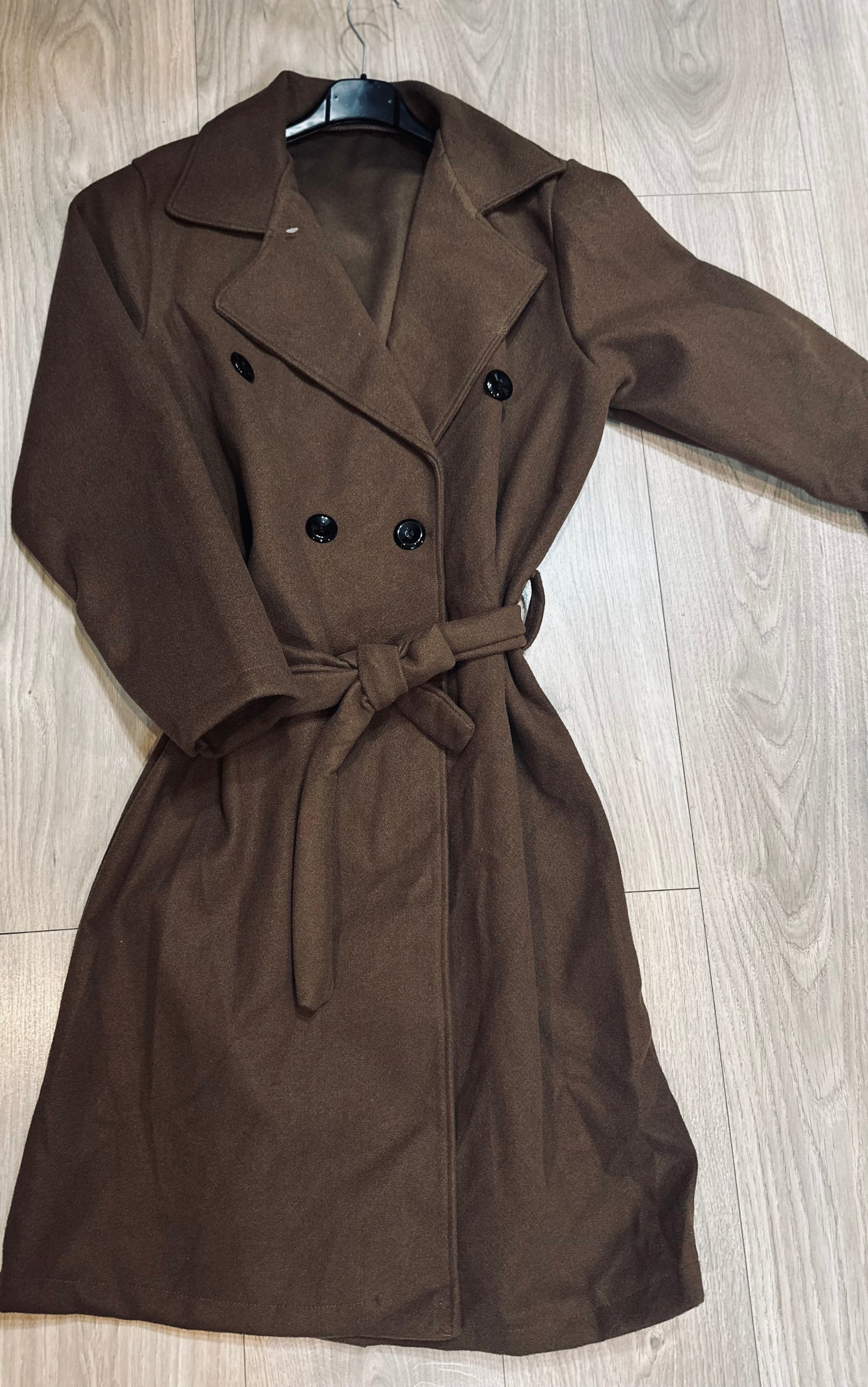 Palton clasic disponibil în 10 culori