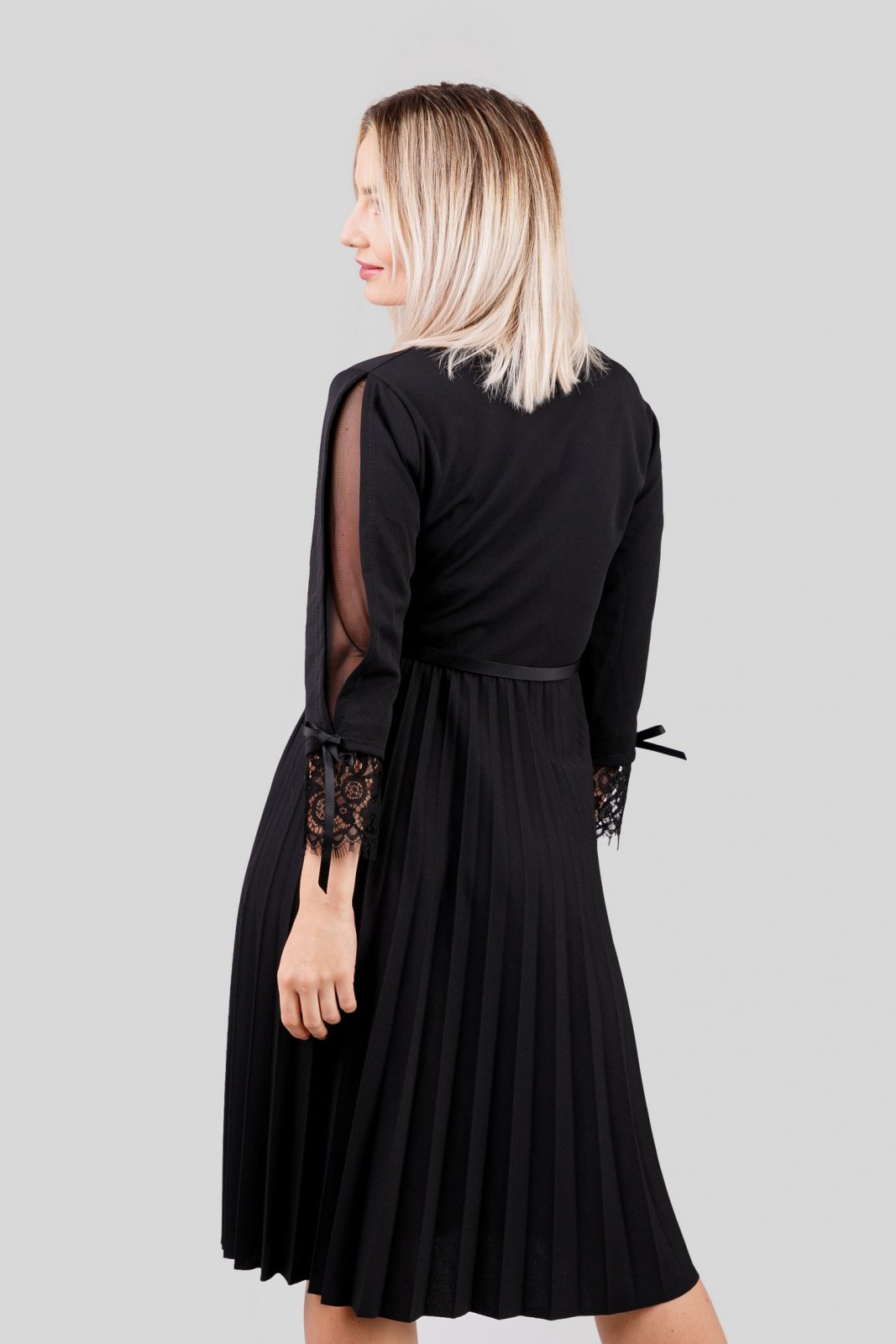 Rochie plisata neagra cu dantela si curea in talie