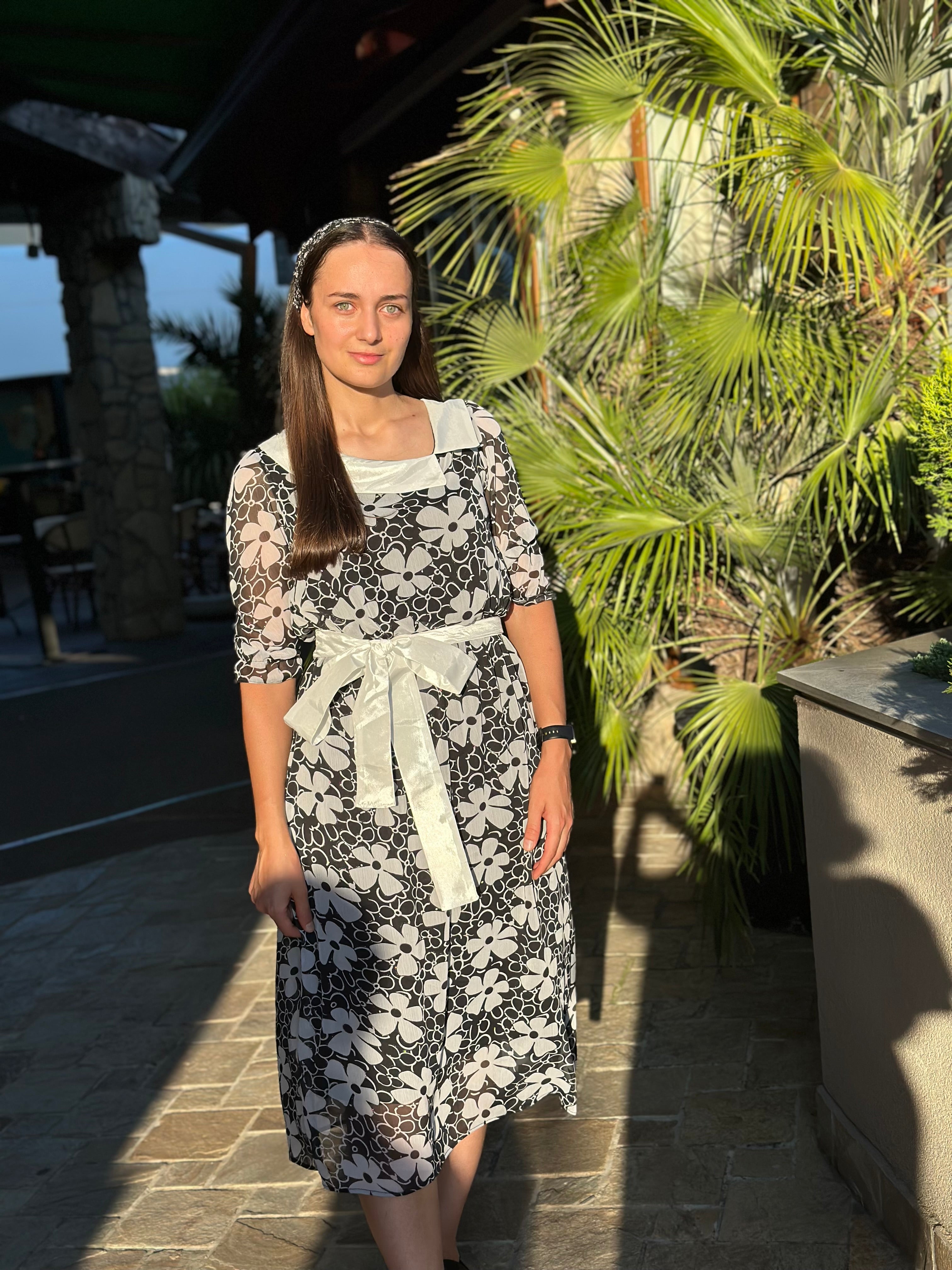 Rochie midi negru-alb cu imprimeu floral și fundă satinat