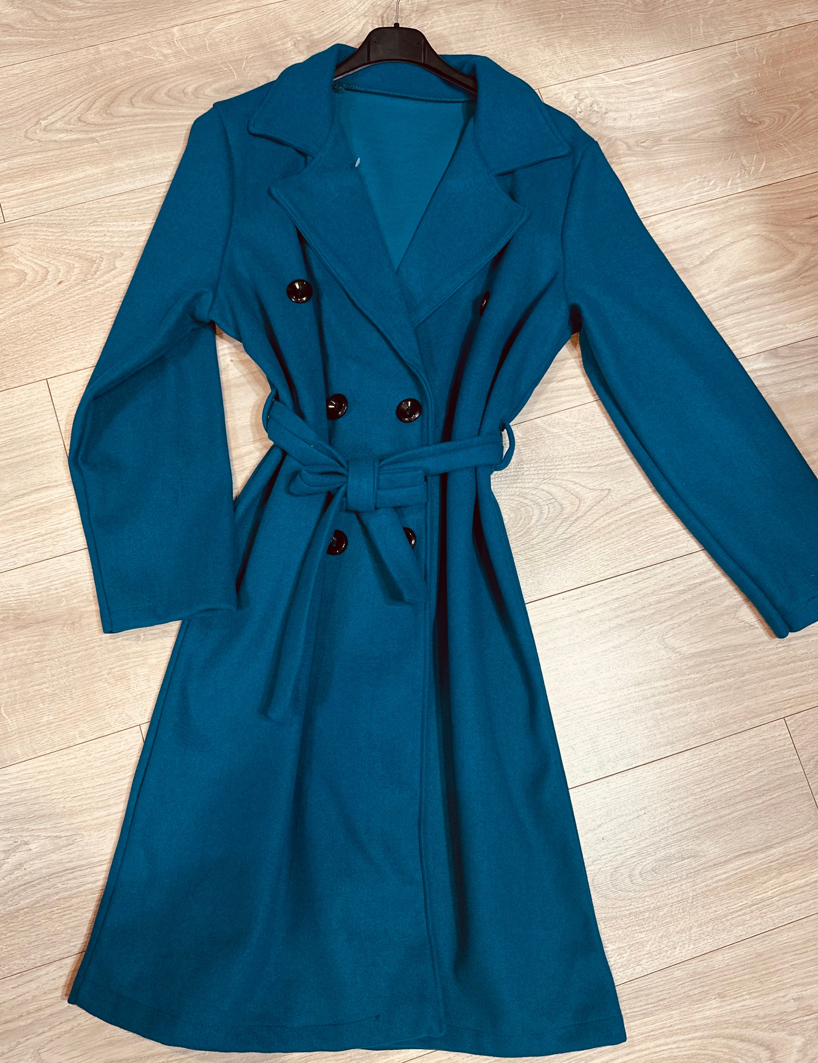 Palton clasic disponibil în 10 culori