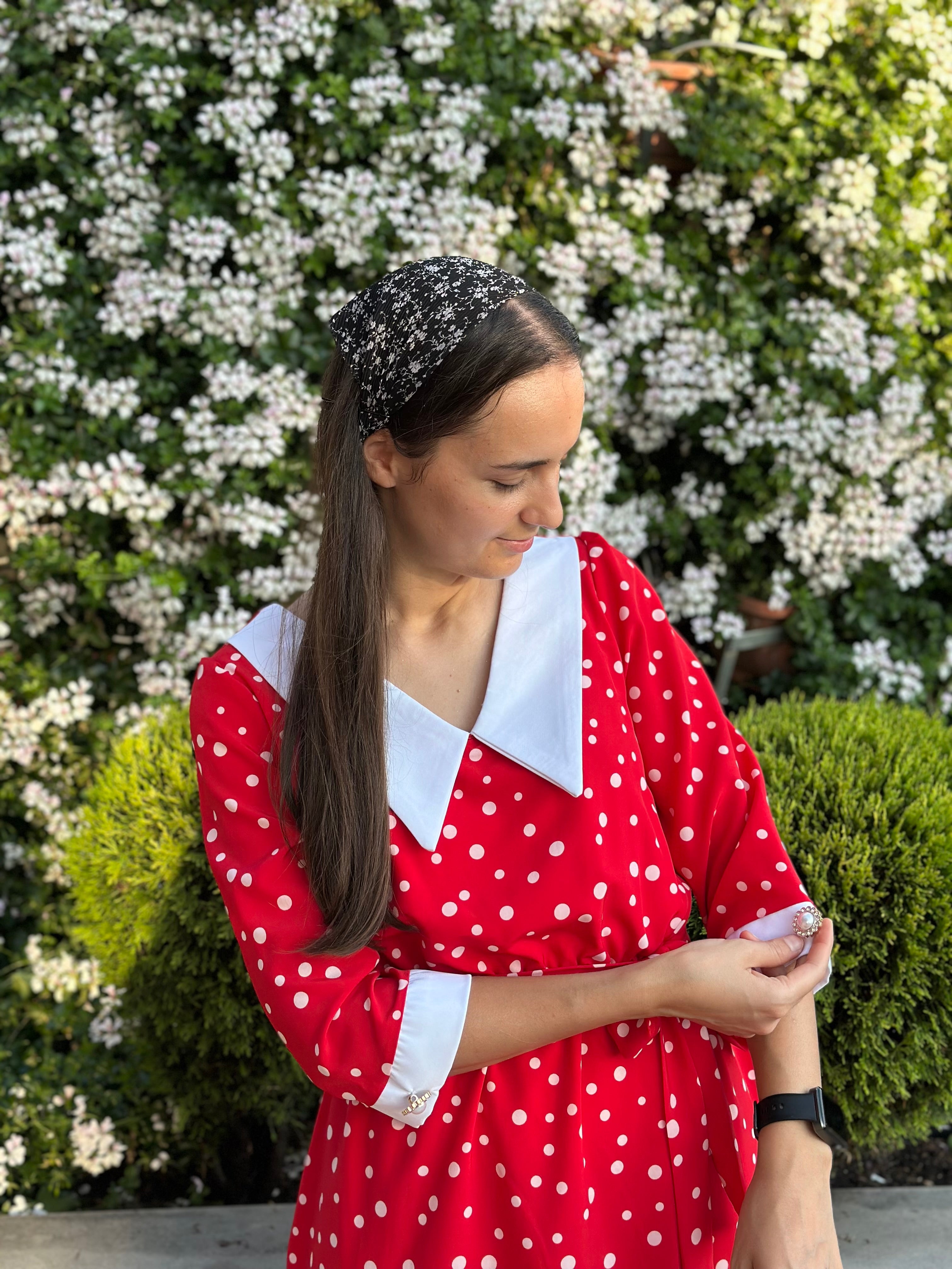 Rochie midi cu buline și guleraș