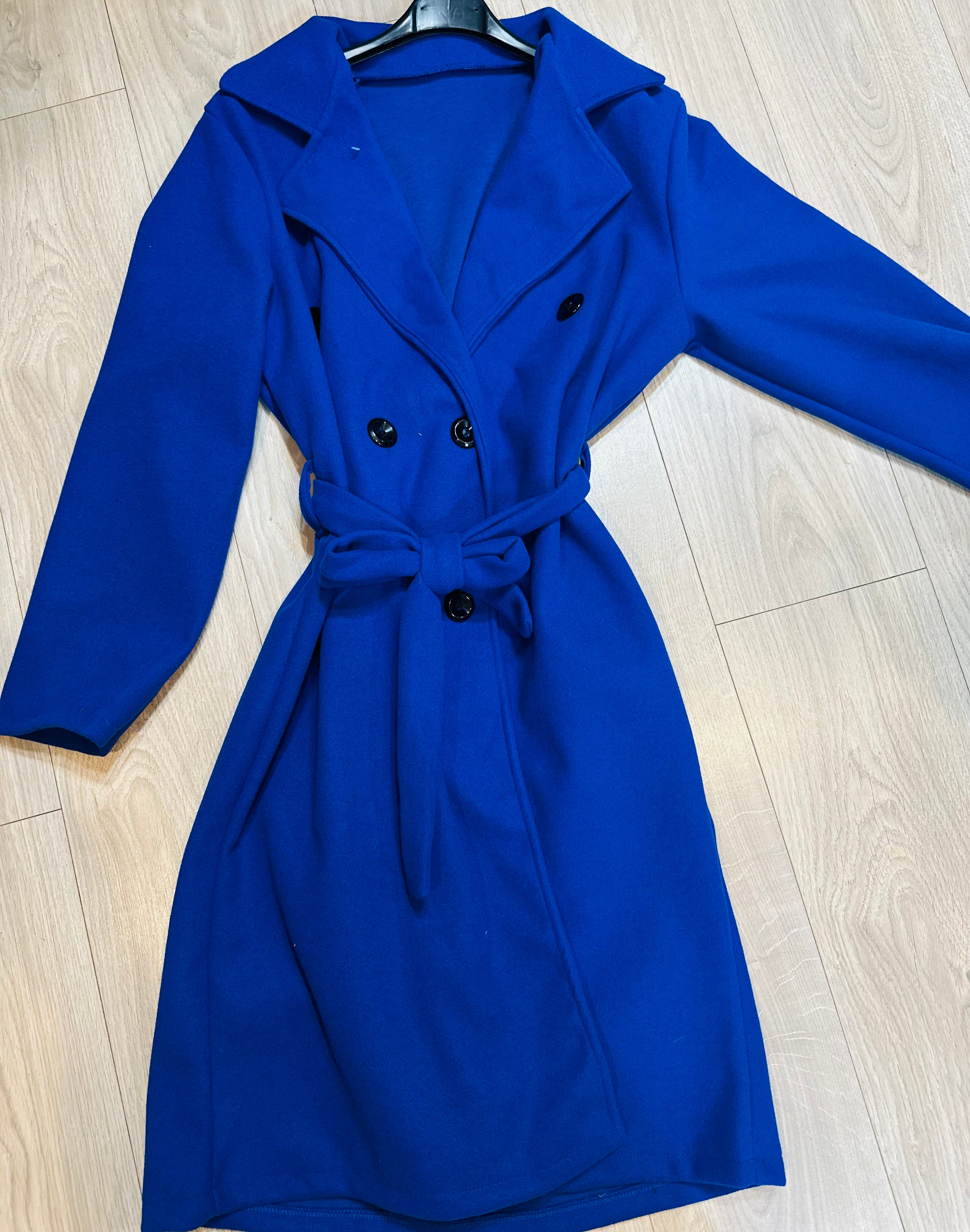 Palton clasic disponibil în 10 culori