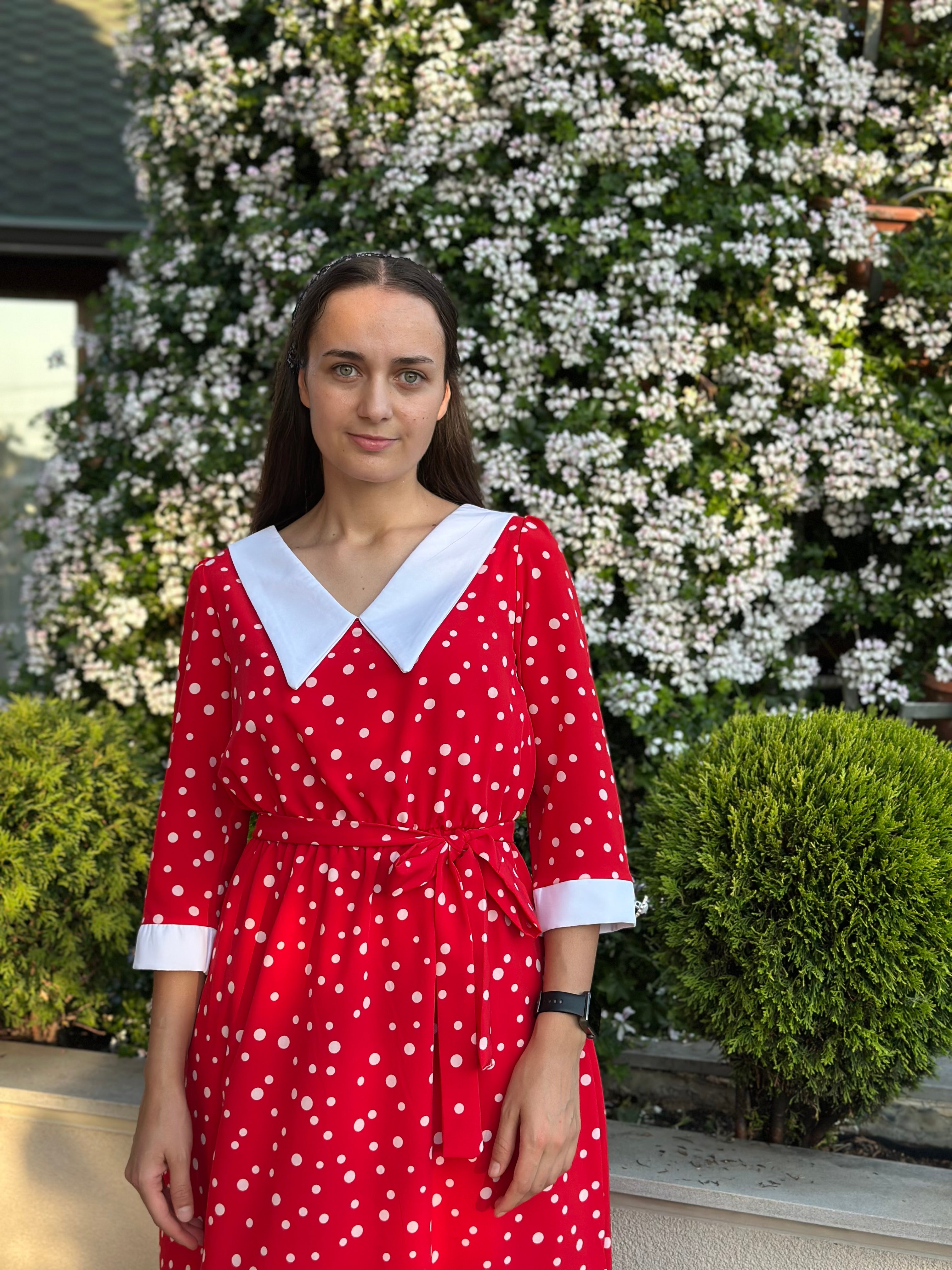 Rochie midi cu buline și guleraș