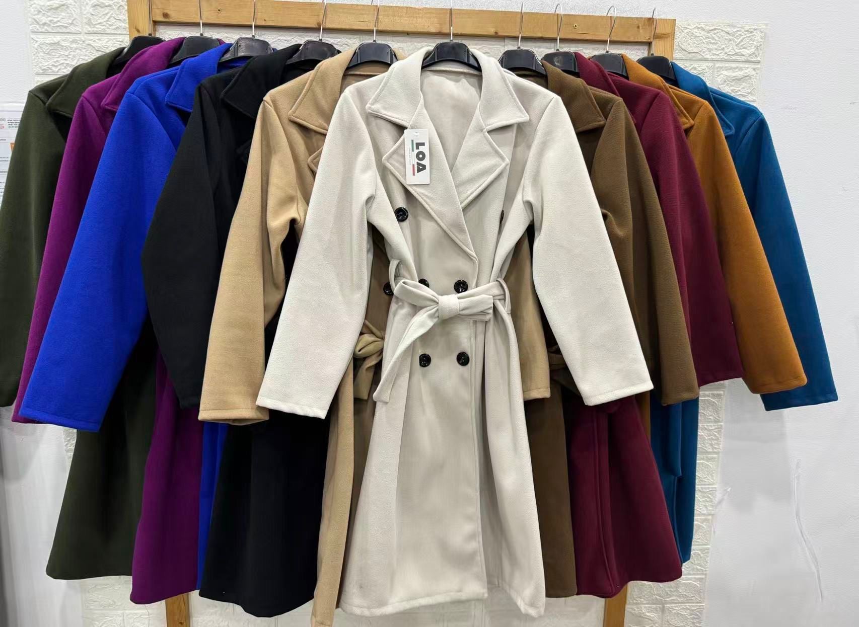 Palton clasic disponibil în 10 culori