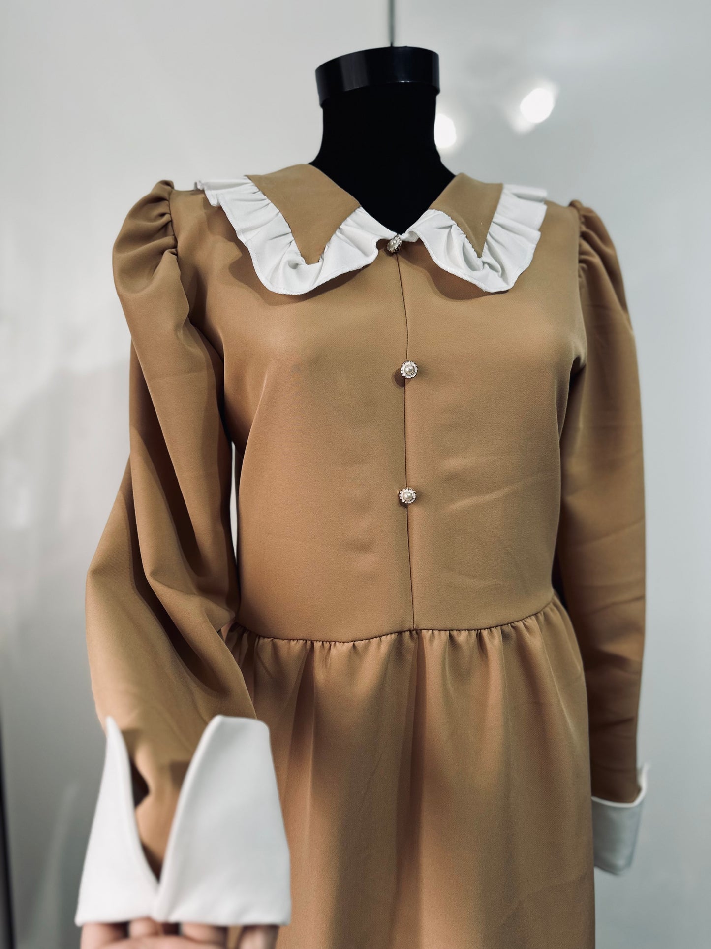 Rochie elegantă cu guleraș