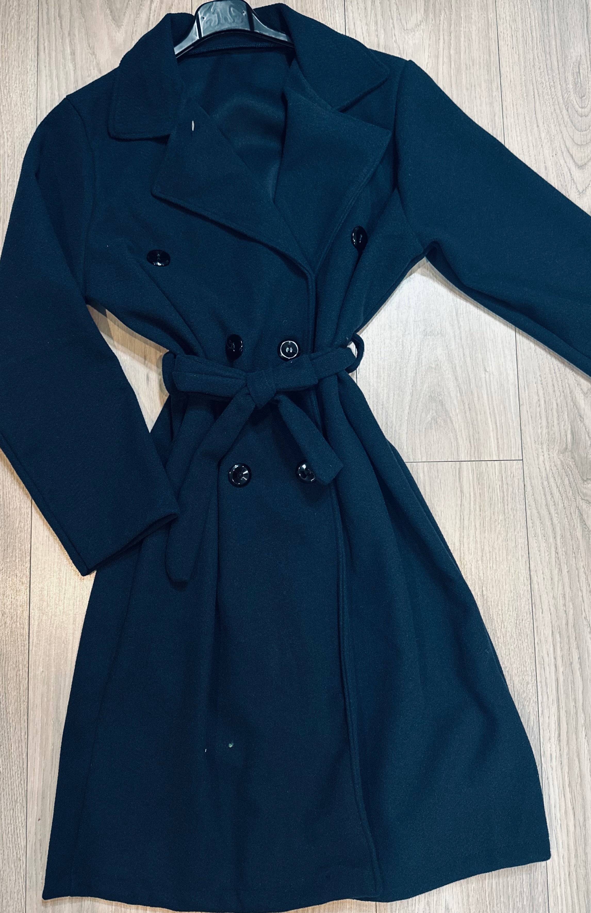 Palton clasic disponibil în 10 culori